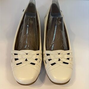 Life Stride Soft Systems white slide-on loafers size 7.5 M